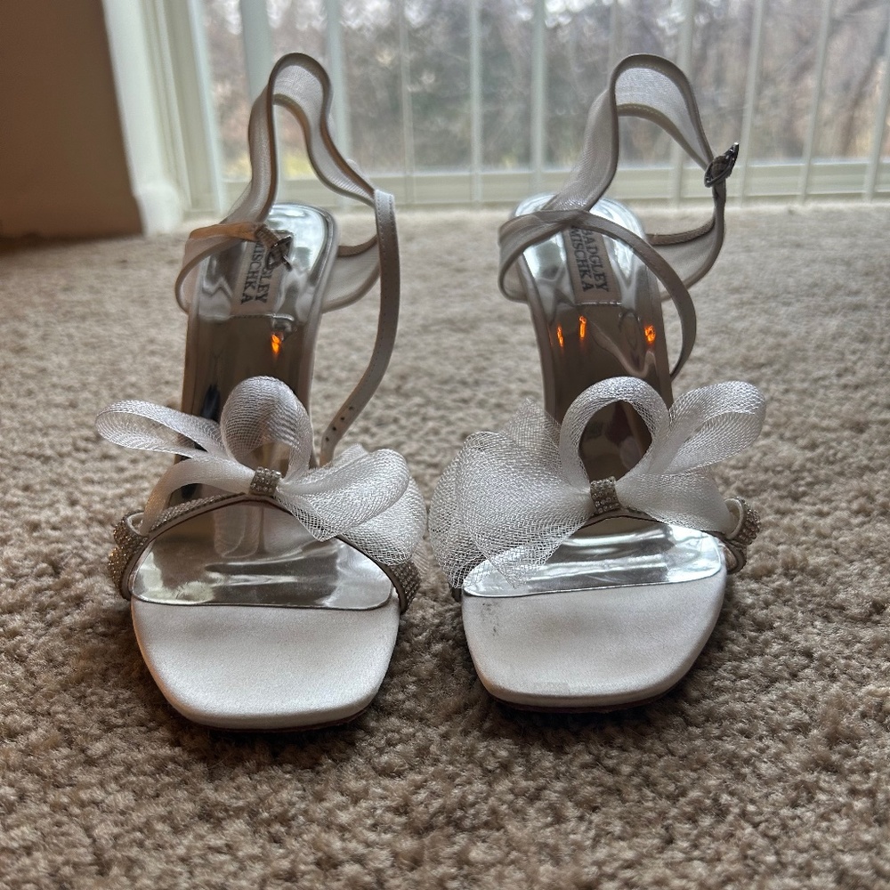 Badgley Mischka Peep Toe White Satin Heels Tulle Bows and Crystals Size 8.5 - Picture 2 of 6
